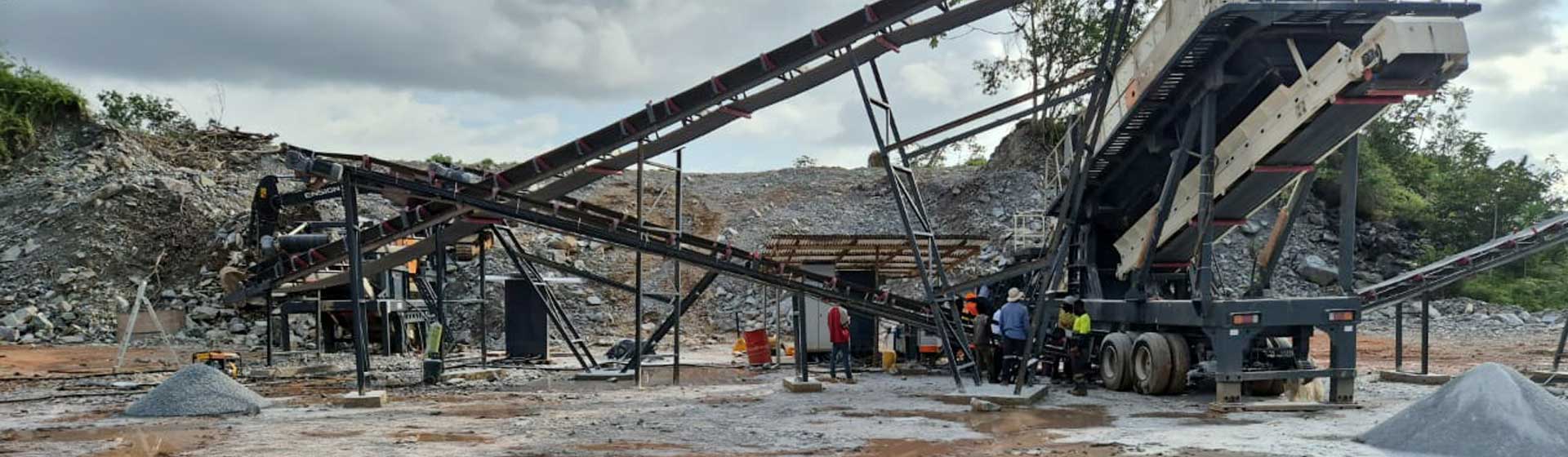Колёсная дробильно-сортировочная установка 150–200 т/ч со щековой дробилкой C106 и конусной дробилкой HP300 в Гане
